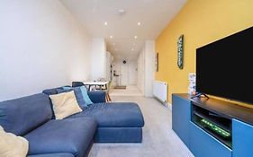 Contemporary 3 Bed Apartment In Hendon Central.