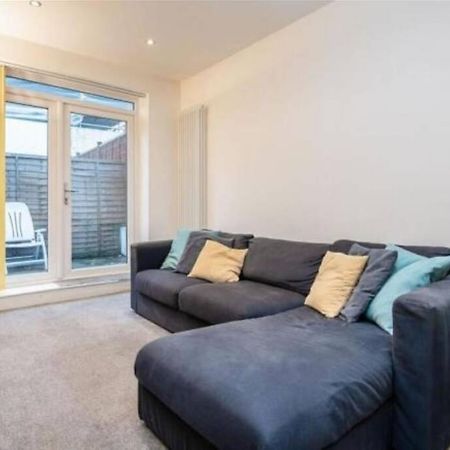 Contemporary 3 Bed Apartment In Hendon Central. Exterior photo
