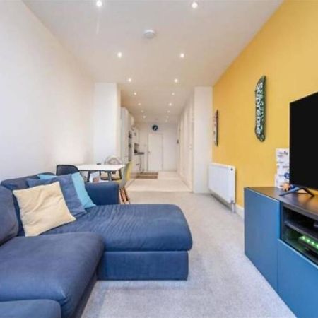 Contemporary 3 Bed Apartment In Hendon Central. Exterior photo
