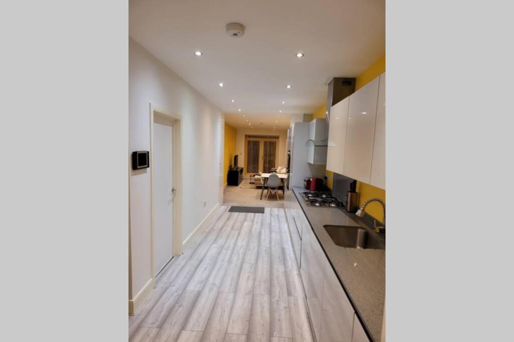 Contemporary 3 Bed Apartment In Hendon Central. Exterior photo