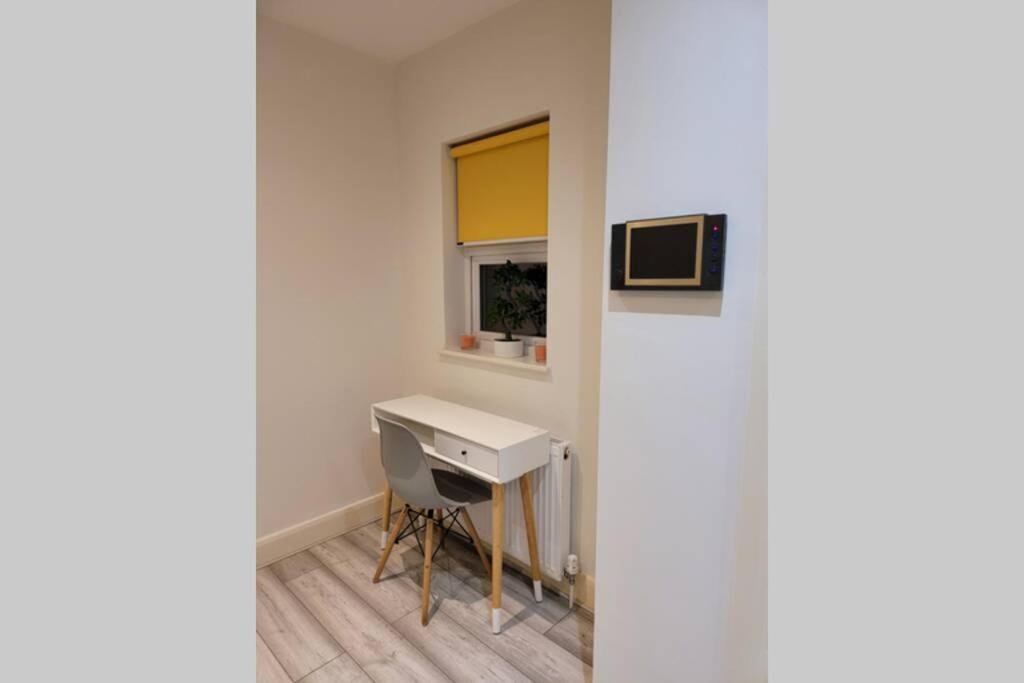 Contemporary 3 Bed Apartment In Hendon Central. Exterior photo