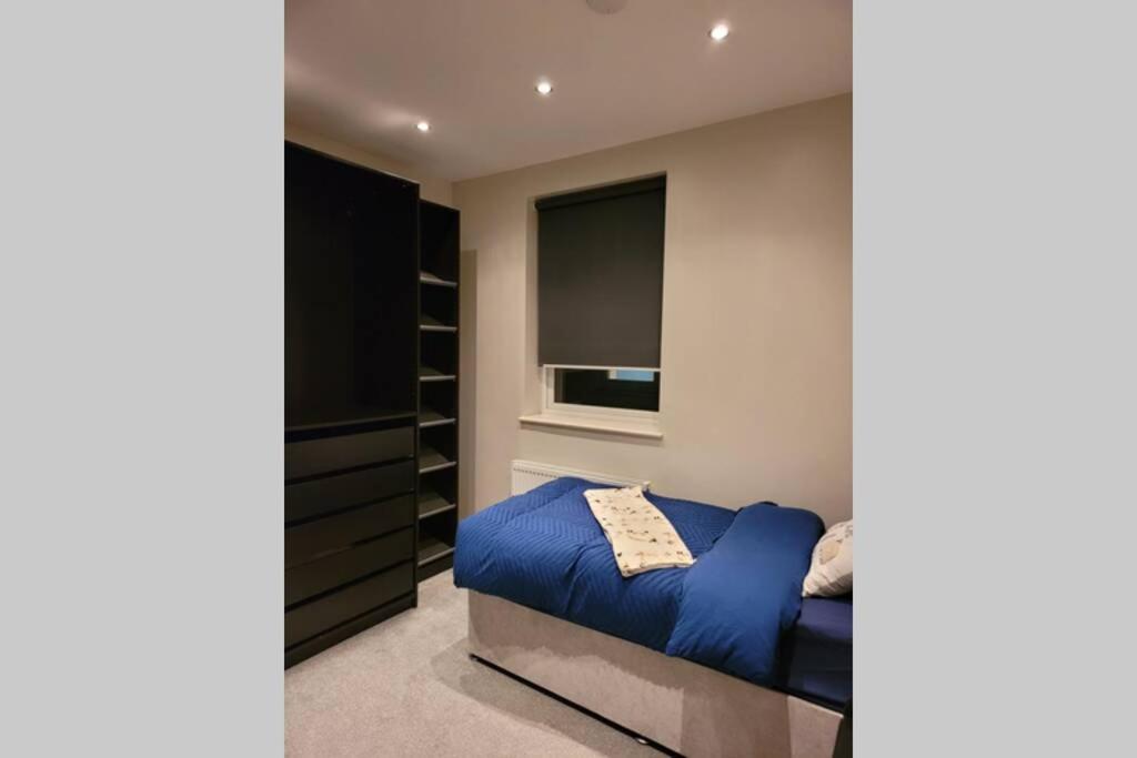 Contemporary 3 Bed Apartment In Hendon Central. Exterior photo