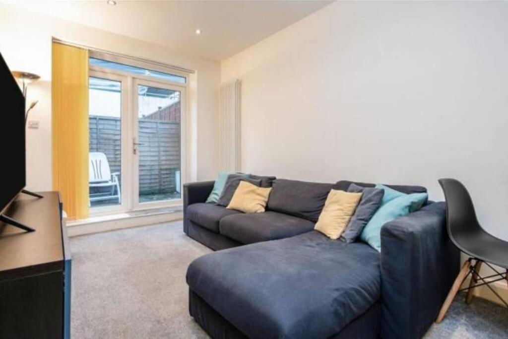 Contemporary 3 Bed Apartment In Hendon Central. Exterior photo