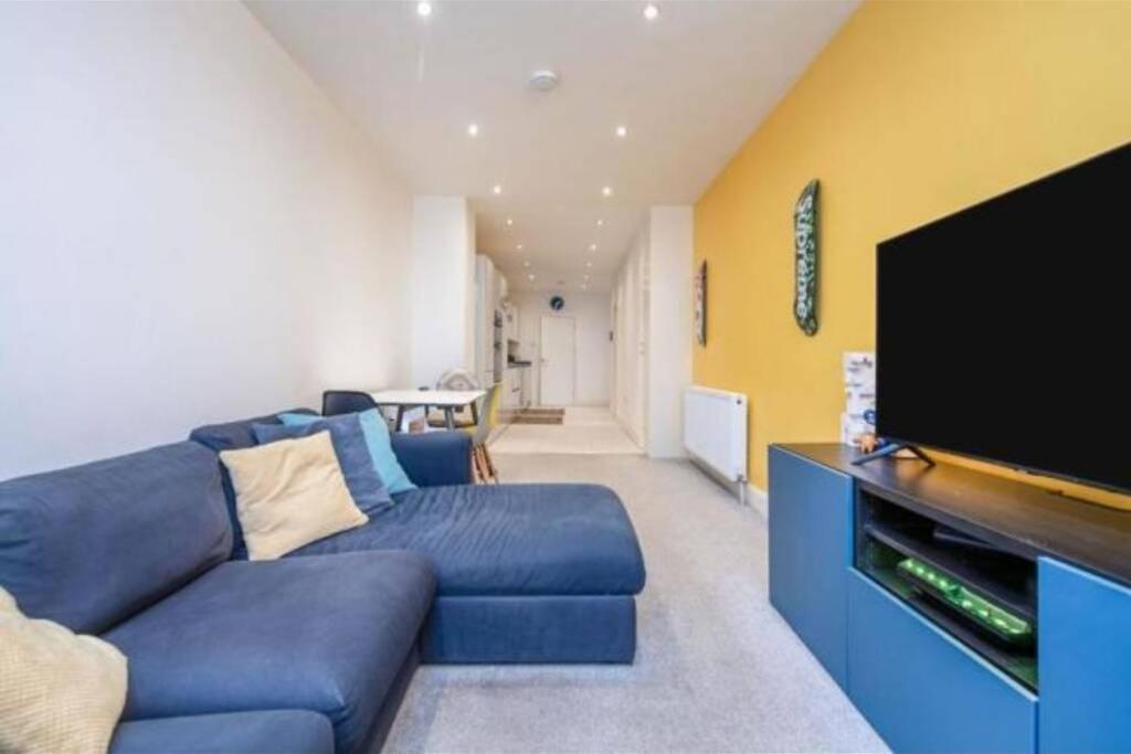 Contemporary 3 Bed Apartment In Hendon Central. Exterior photo