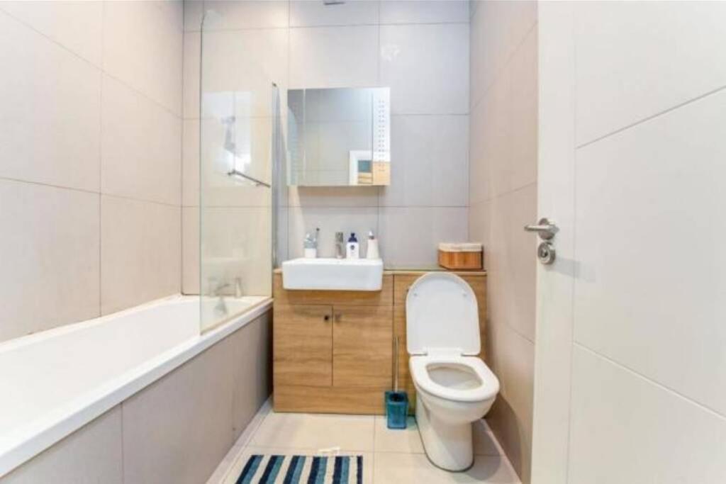 Contemporary 3 Bed Apartment In Hendon Central. Exterior photo