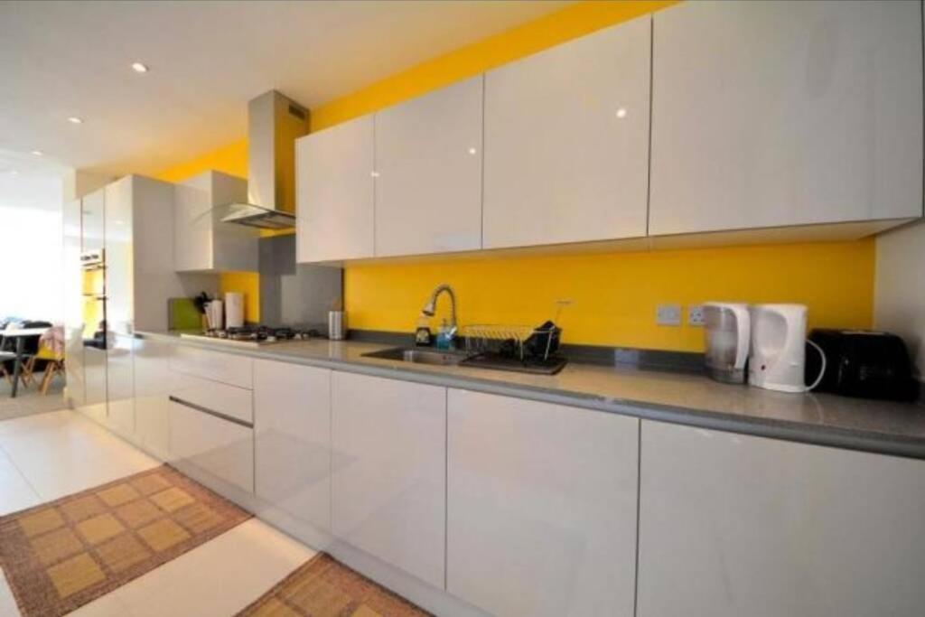 Contemporary 3 Bed Apartment In Hendon Central. Exterior photo