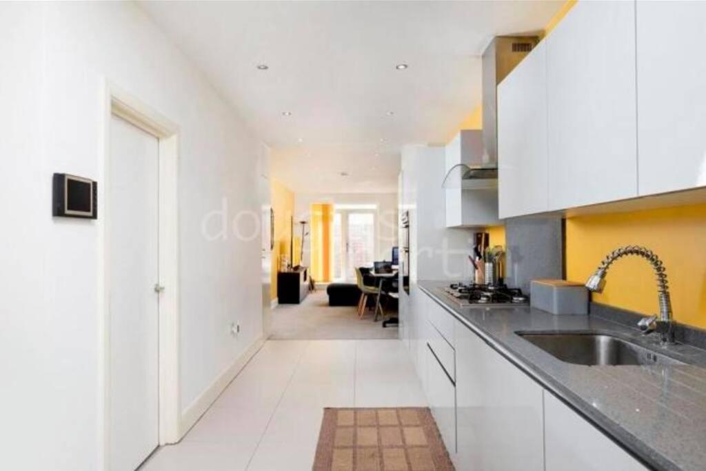 Contemporary 3 Bed Apartment In Hendon Central. Exterior photo